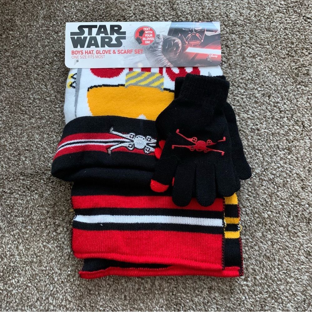 NWT Boy’s Star Wars Hat, Glove & Scarf Set - One Size